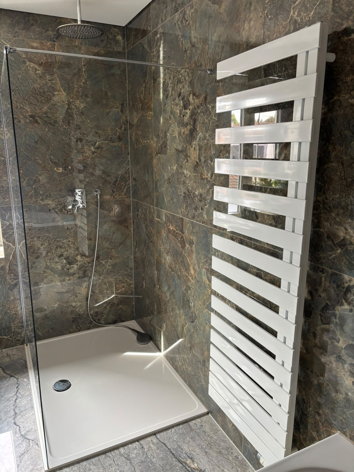 Glasdusche mit edlem Naturstein aus der Badsanierung in Wertingen