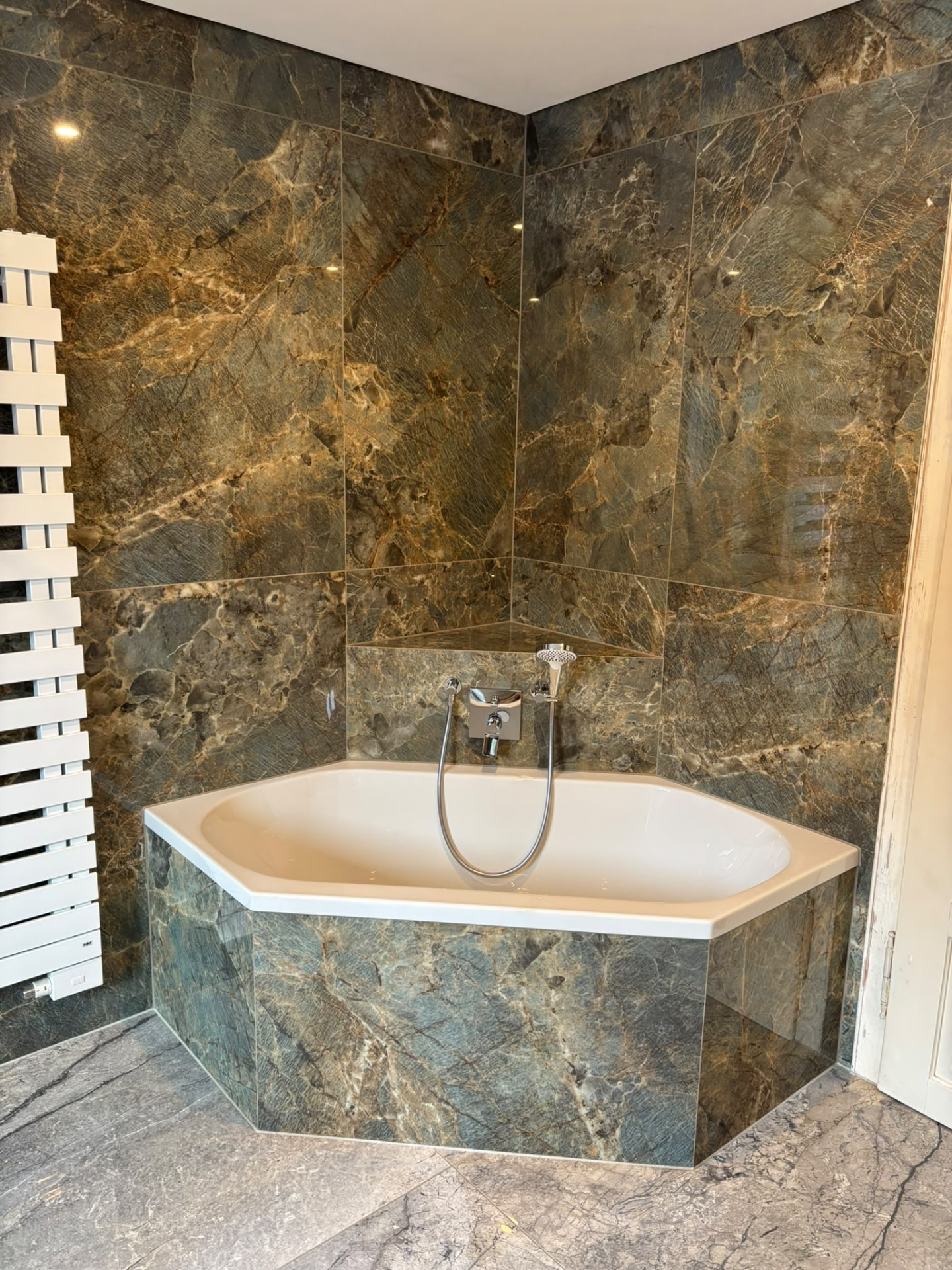 Eckbadewanne mit edlem Naturstein aus der Badsanierung in Wertingen